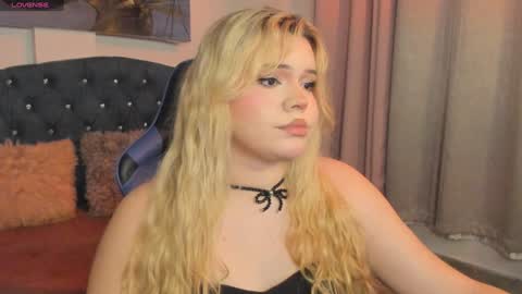 Snapshot of maxxxine_ chatting on February 5, 11:12 am Maxine Minx online show from February 5, 11:12 am