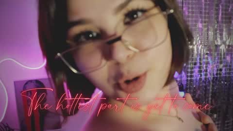 Snapshot of maya_muse chatting on December 4, 6:17 pm Woman online show from December 4, 6:17 pm