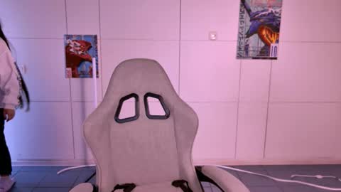 maybloom_ online show from November 27, 5:26 pm