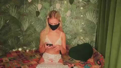 meeeewmeeeeow online show from October 26, 9:31 pm