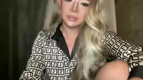 Snapshot of meetmehalfway888 chatting on December 16, 3:22 am GODDESS OF ALL GODDESSES online show from December 16, 3:22 am