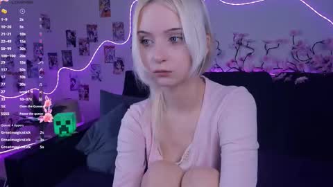 Snapshot of megan_chan chatting on November 28, 7:27 pm Megan and Anna online show from November 28, 7:27 pm