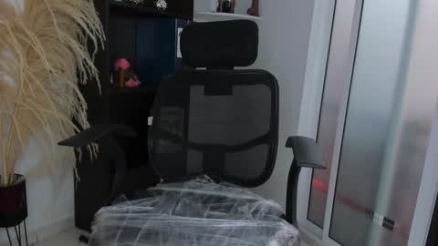 Meghan  online show from December 4, 3:32 pm