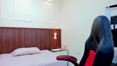 M E L I N A  online show from March 1, 7:37 pm