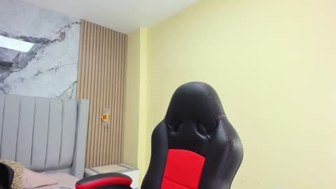 M E L I N A  online show from September 13, 6:51 pm