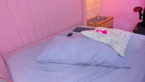 M E L I N A  online show from October 31, 9:16 pm