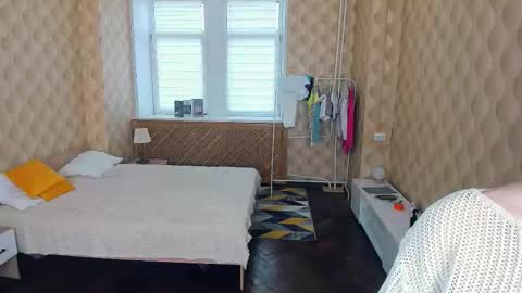 Julie online show from October 26, 9:15 am