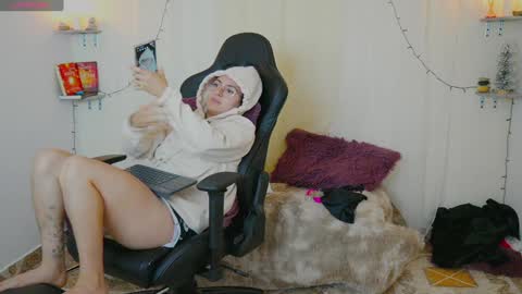 Snapshot of merida_bell18 chatting on December 4, 6:50 pm Merida Bell online show from December 4, 6:50 pm