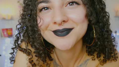 Snapshot of merida_bell18 chatting on December 17, 2:12 am Merida Bell online show from December 17, 2:12 am