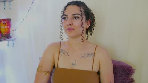 Snapshot of merida_bell18 chatting on December 18, 2:10 am Merida Bell online show from December 18, 2:10 am