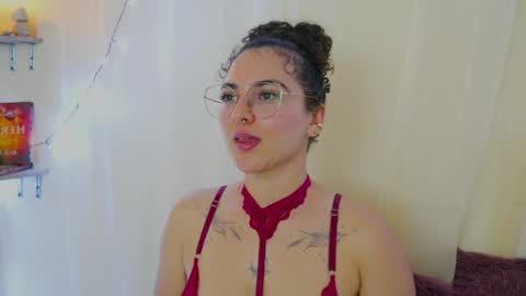 Snapshot of merida_bell18 chatting on December 19, 2:12 am Merida Bell online show from December 19, 2:12 am