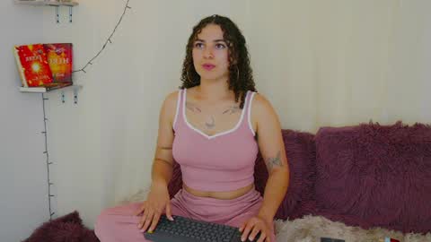 Snapshot of merida_bell18 chatting on January 3, 11:44 pm Merida Bell online show from January 3, 11:44 pm