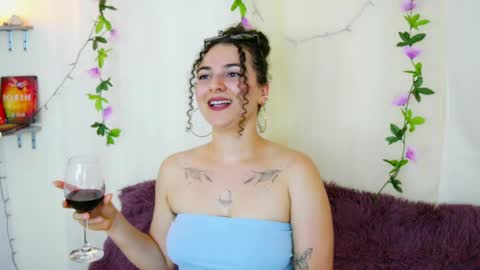 Snapshot of merida_bell18 chatting on March 1, 7:19 am Merida Bell online show from March 1, 7:19 am