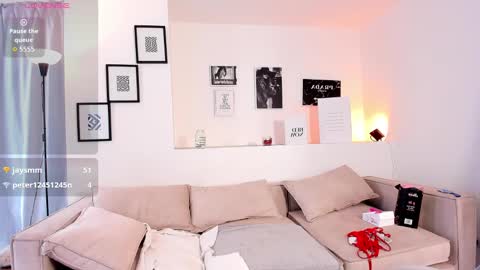 mia_corner online show from September 28, 6:35 pm