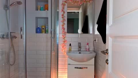 Mia online show from January 17, 11:59 am