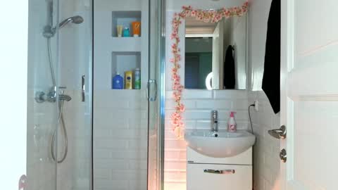 Mia online show from January 18, 9:02 am