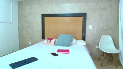 MIALOPEZ      .     Y      .      online show from December 28, 5:14 pm