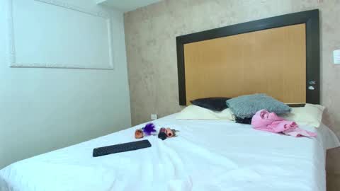 MIALOPEZ      .     Y      .      online show from December 31, 10:26 am