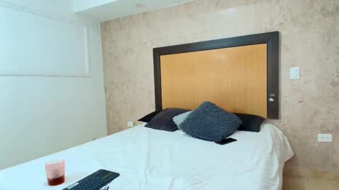 MIALOPEZ      .     Y      .      online show from February 10, 6:24 pm