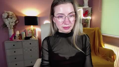 Mia online show from February 8, 11:33 am