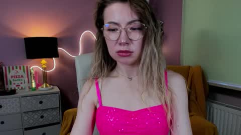 Mia online show from November 7, 8:25 am