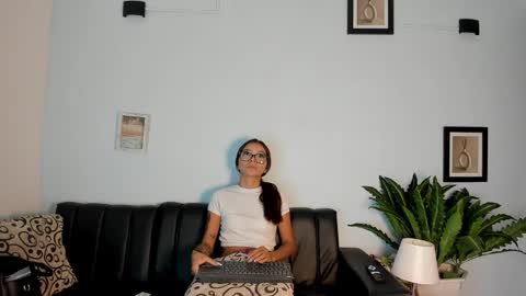 Snapshot of mia_petite72 chatting on November 16, 10:26 pm mia_petite72 online show from November 16, 10:26 pm