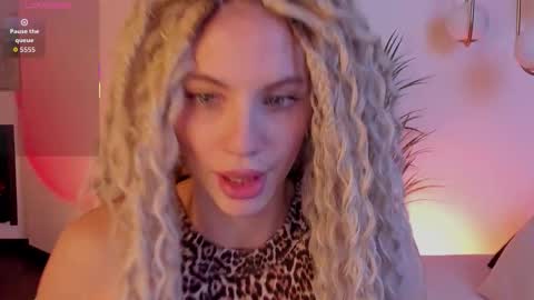 Mia online show from October 29, 6:37 am