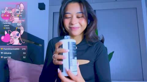 Mia online show from October 5, 5:00 pm