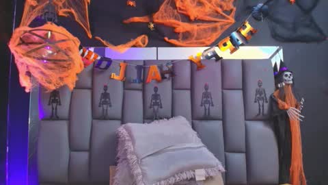 Mia online show from October 27, 12:09 pm