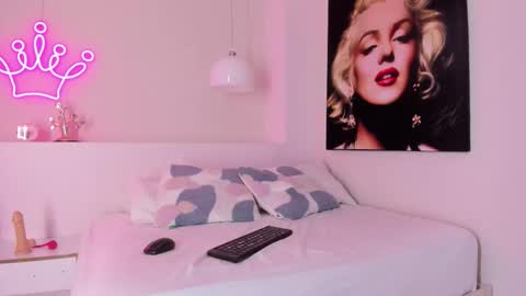 Mia online show from November 27, 11:45 am