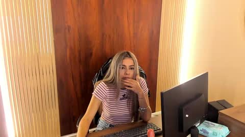 Snapshot of miacarperrlux chatting on January 30, 12:50 am MiaCarper online show from January 30, 12:50 am