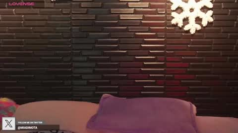 Snapshot of miadimota chatting on December 4, 4:10 am Mia online show from December 4, 4:10 am