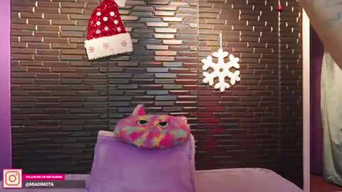 Snapshot of miadimota chatting on December 7, 4:31 am Mia online show from December 7, 4:31 am