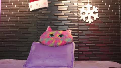 Snapshot of miadimota chatting on December 7, 7:38 am Mia online show from December 7, 7:38 am