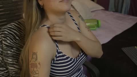 Snapshot of miadimota chatting on January 27, 6:41 am Mia online show from January 27, 6:41 am