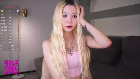 Snapshot of miagloww chatting on October 13, 7:19 am Mia online show from October 13, 7:19 am