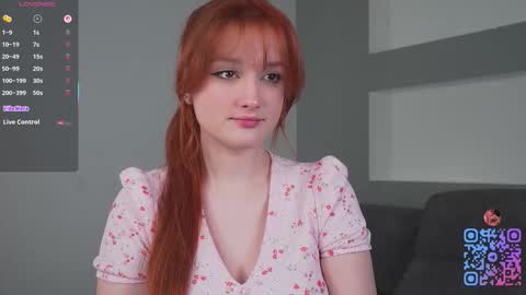 Snapshot of miagloww chatting on November 23, 1:11 pm Mia online show from November 23, 1:11 pm