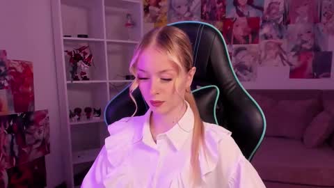 Mia online show from September 17, 5:25 pm