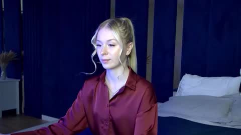 Mia online show from September 18, 5:37 pm