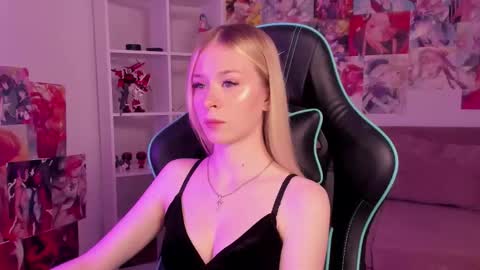 Mia online show from September 19, 5:24 pm