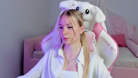 Mia online show from September 20, 5:47 pm