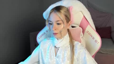 Mia online show from October 14, 6:20 pm