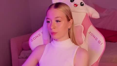 Mia online show from November 29, 5:21 am