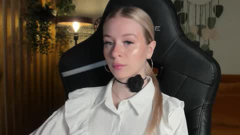 Mia online show from November 30, 5:33 am