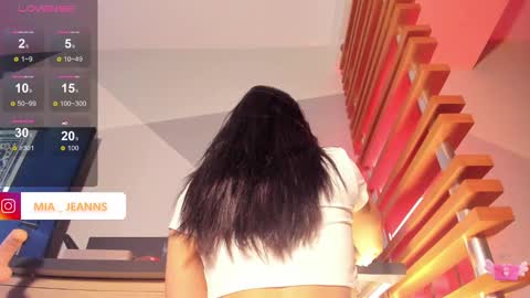 Snapshot of miajeans chatting on February 20, 9:00 am Mia online show from February 20, 9:00 am