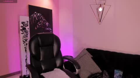 Snapshot of mialaurence_ chatting on October 27, 7:29 pm Call me Mia online show from October 27, 7:29 pm