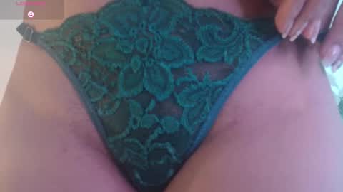 Snapshot of miamackleyn_ chatting on October 12, 1:54 pm MIA online show from October 12, 1:54 pm