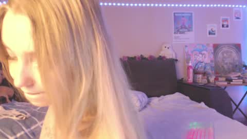 Mia online show from December 20, 6:56 pm