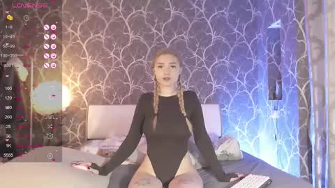 Mia online show from November 14, 9:19 am