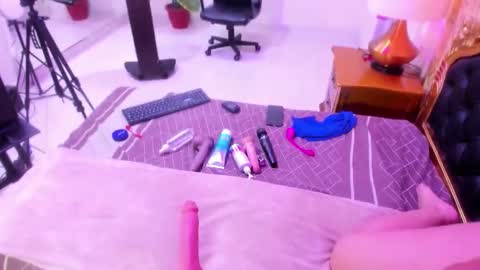 Snapshot of miamoxxy chatting on October 17, 11:46 am Mia online show from October 17, 11:46 am